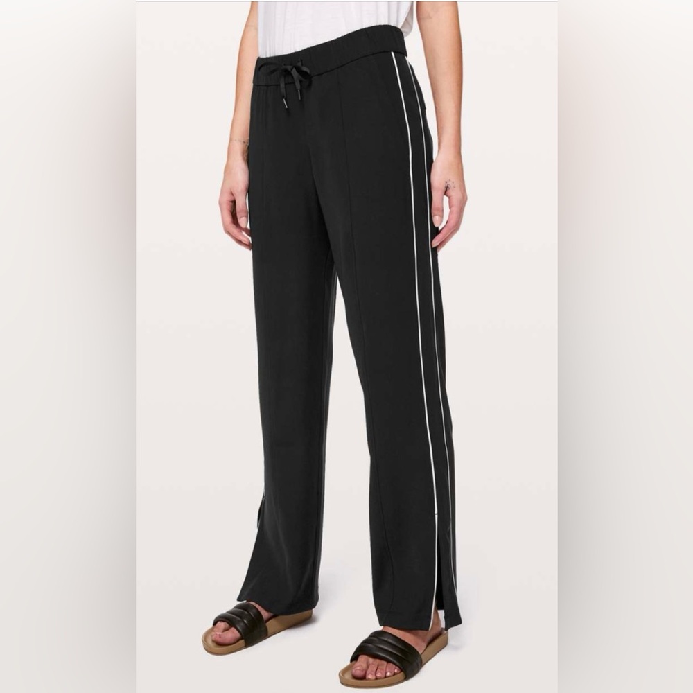 Lululemon Women’s On The Right Track Pants in Black Size 2 NWT